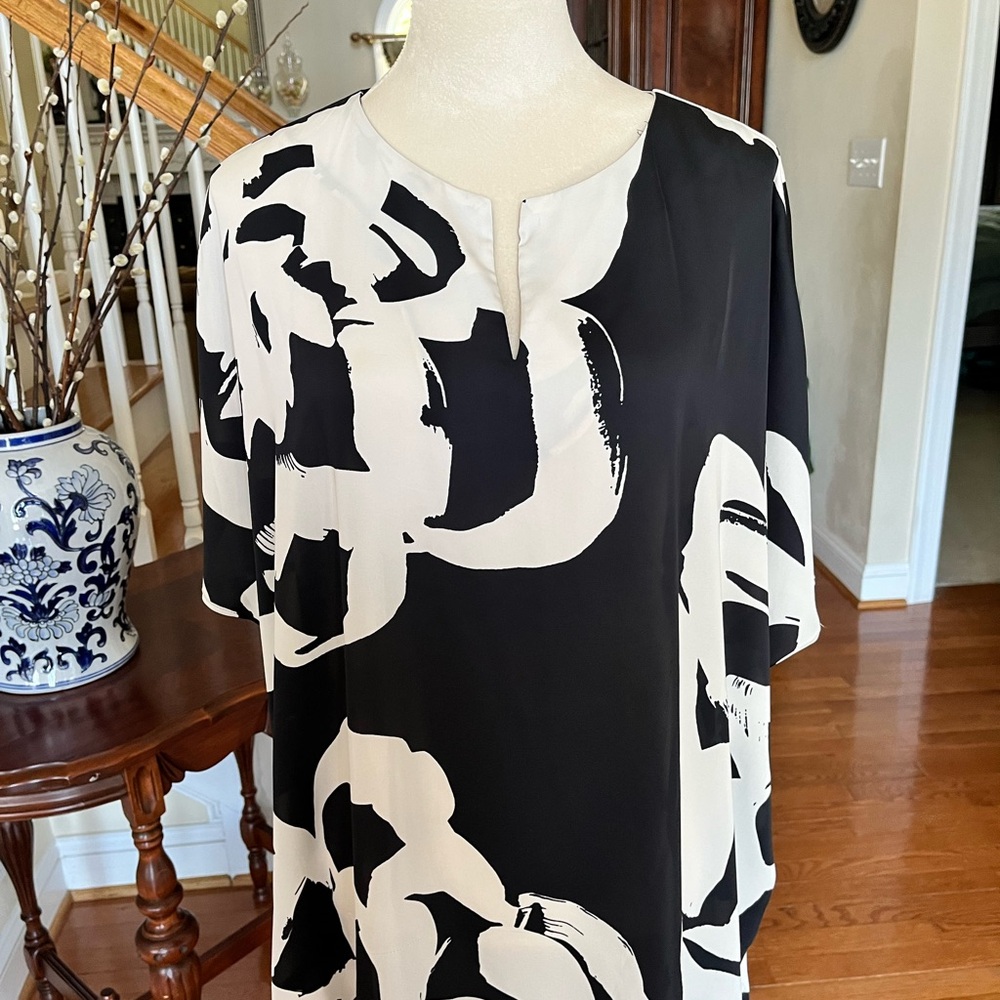 Chico’s summery black/white loose fitting top